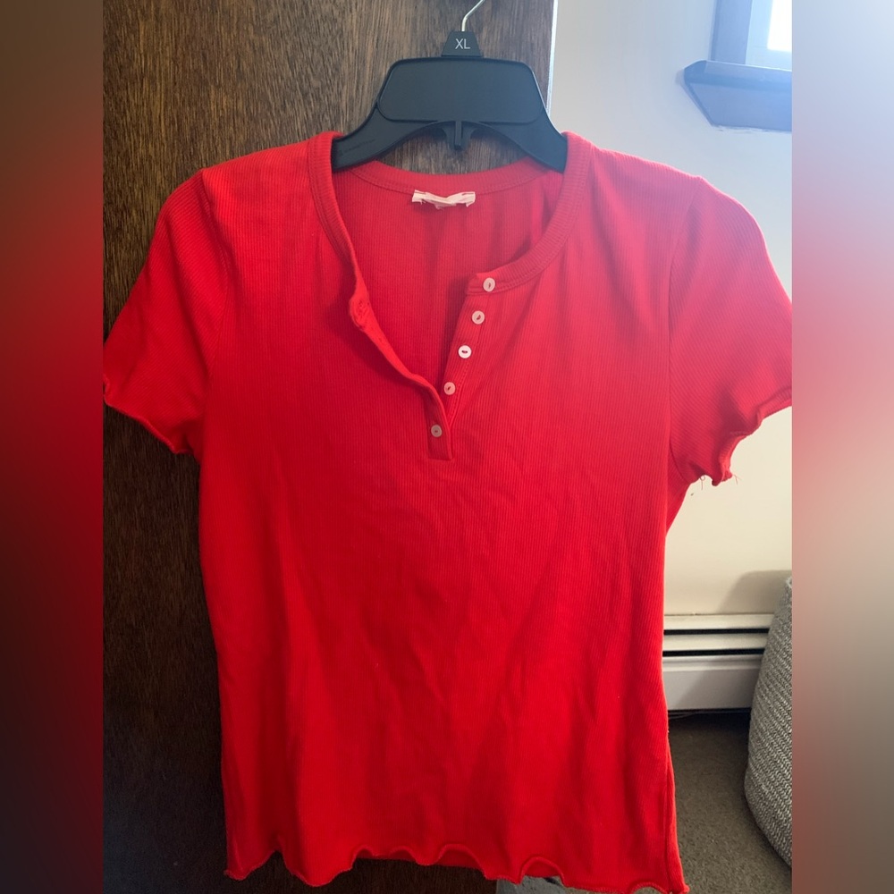 ❤️ Red Riley & Rae Scalloped Sleeve Top ❤️ - Picture 5 of 5